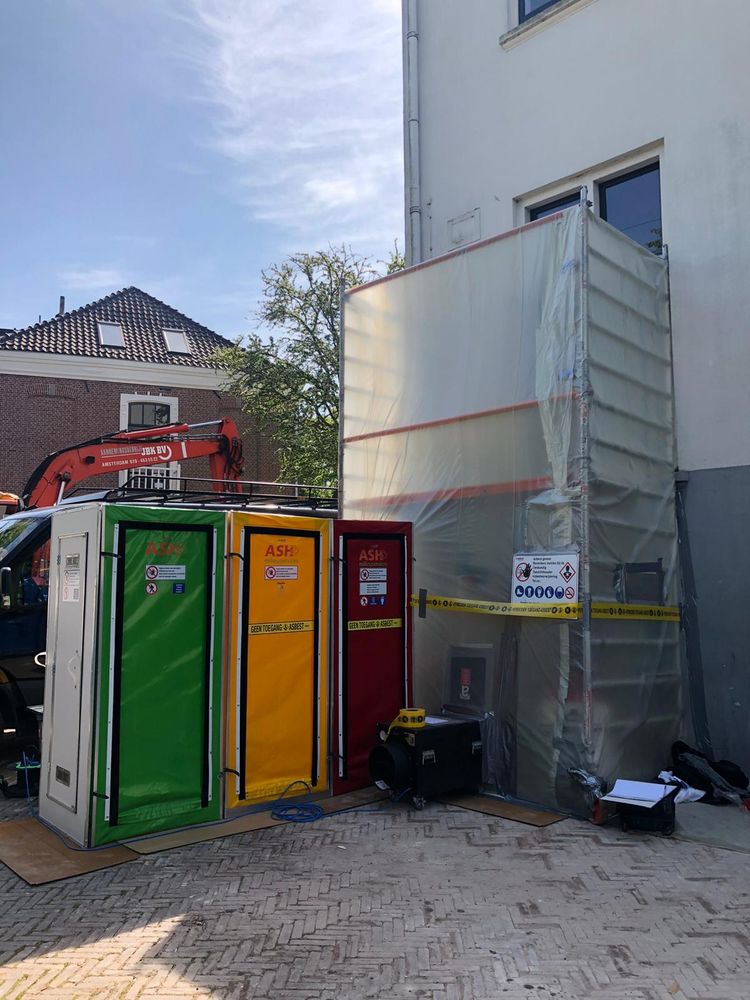 Asbestsanering aan een gevel met steiger, in onderaanneming
